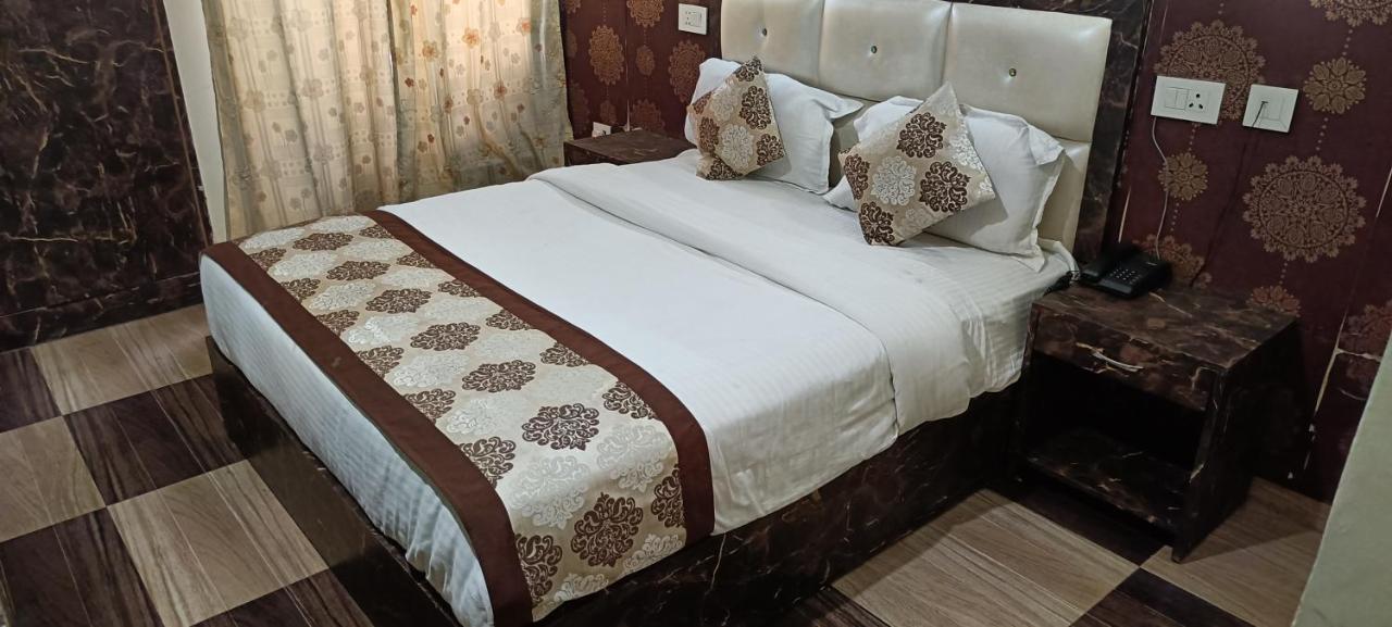 The Grand Orion Hotel Chinhat ภายนอก รูปภาพ