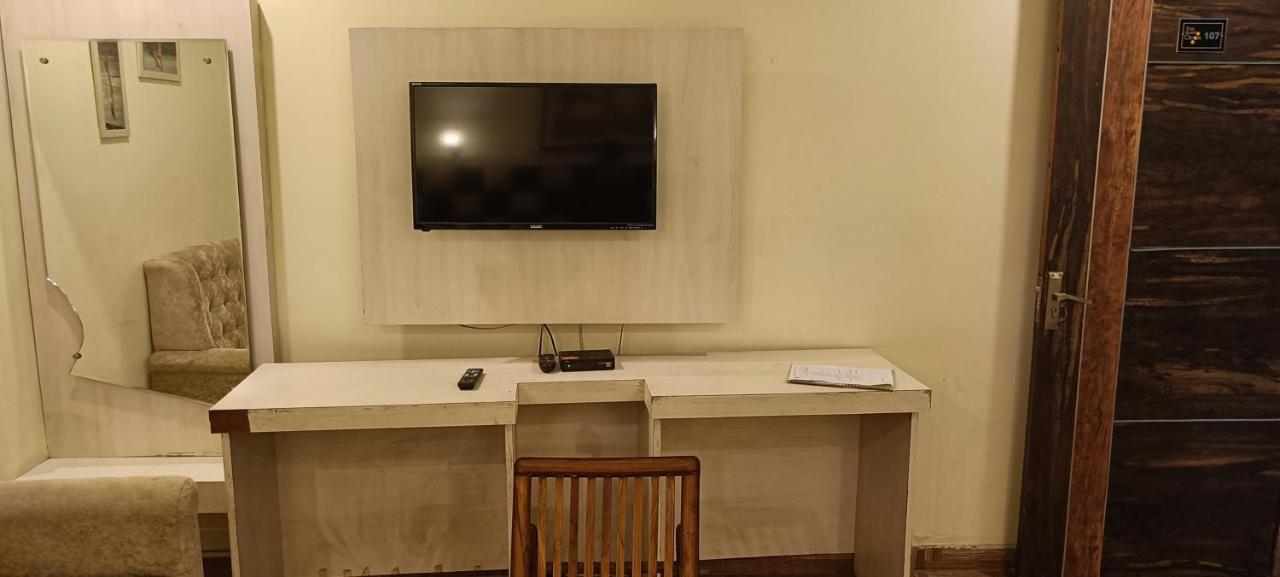 The Grand Orion Hotel Chinhat ภายนอก รูปภาพ